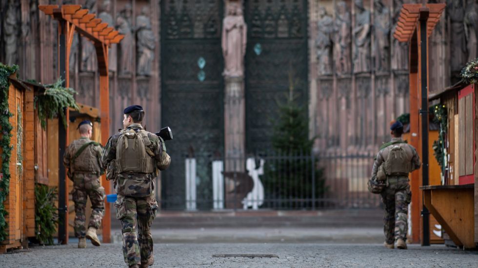 Straßburg: Französische Soldaten schreiten geschlossene Weihnachtsmarktstände ab nach einem Angriff in der Nähe des Straßburger Weihnachtsmarktes vor der Kathedrale