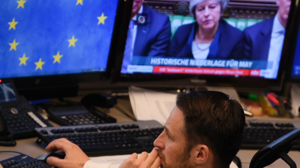 Nach der Schlappe für den Brexit-Deal von Theresa May verfolgt ein Händler an der Frankfurter Börse den deutschen Aktienmarkt 
