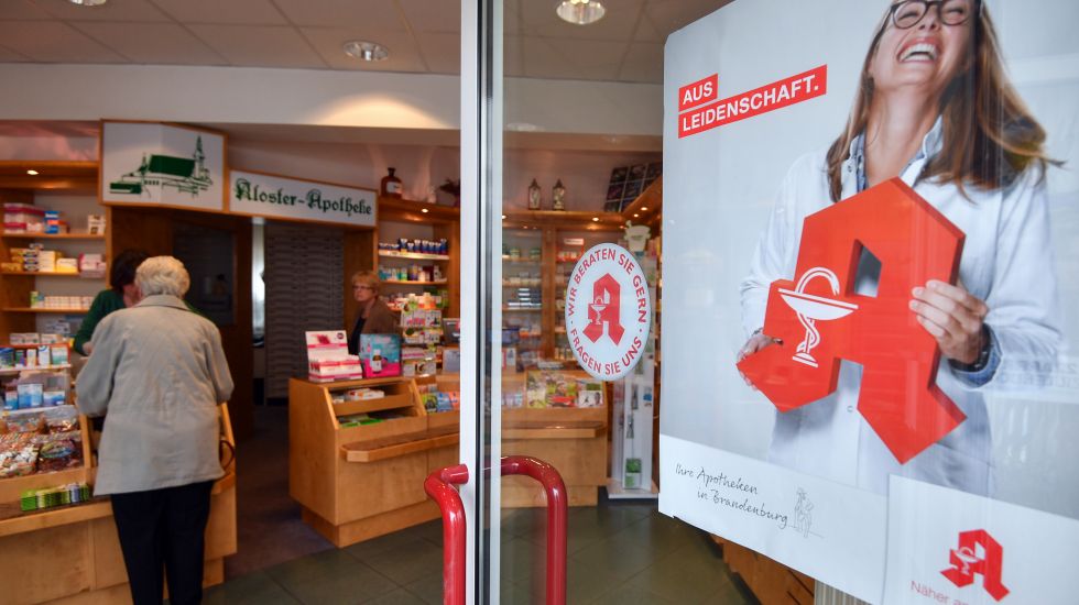 Blick am 21.04.2017 in eine Apotheke in Neuzelle (Brandenburg). In Deutschland geht die Zahl der Apotheken zurück - das macht sich bemerkbar. 