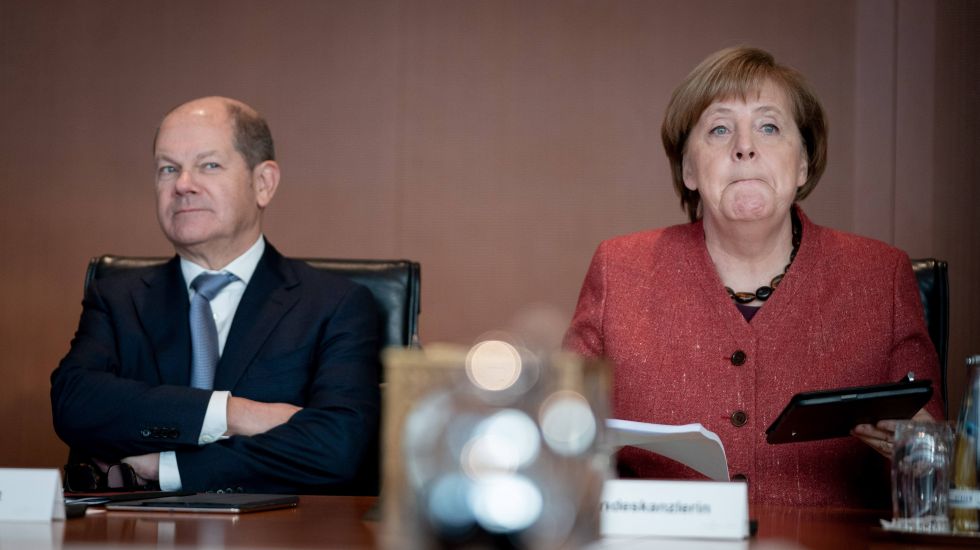 23.01.2019, Berlin: Bundeskanzlerin Angela Merkel (CDU) und Olaf Scholz (SPD), Bundesminister der Finanzen, haben vor der Sitzung des Bundeskabinetts ihre Plätze eingenommen. Thema der Sitzung war auch der Migrationsbericht 2016/2017.