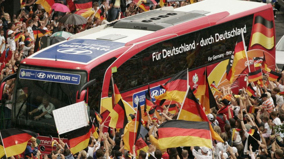 ausende Fußballfans empfangen am Freitag (07.07.2006) in Stuttgart vor dem Mannschaftshotel den Bus der deutschen Fußball-Nationalmannschaft. 