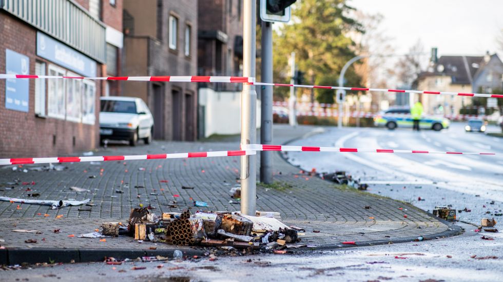 Bottrop: Absperrband der Polizei sperrt einen Teil der Osterfelder Straße ab