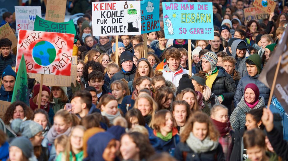 Schüler zeigen Bonn bei einer Demonstration Plakate. Schüler demonstrieren am Freitag in der Bonner Innenstadt auf dem Münsterplatz unter dem Motto «Fridays for Future» für den Umwelt- und Klimaschutz.