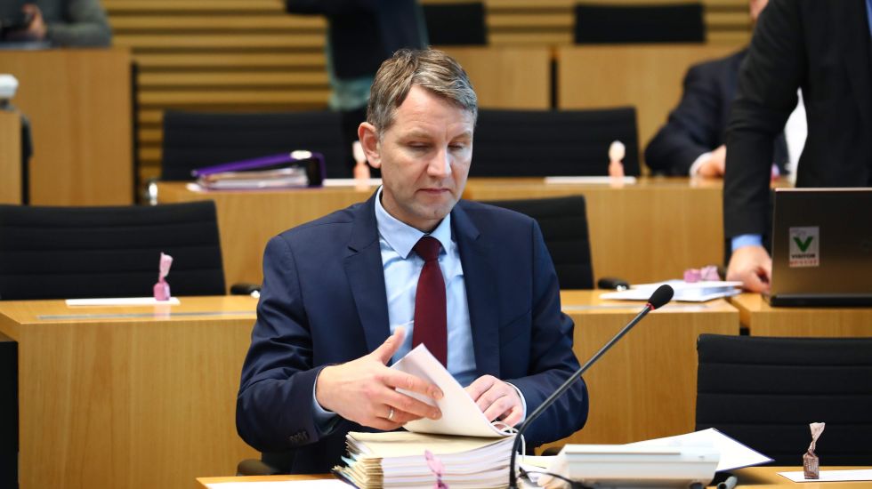 Björn Höcke (AfD) sitzt vor der Sitzung des Thüringer Landtages im Plenarsaal.