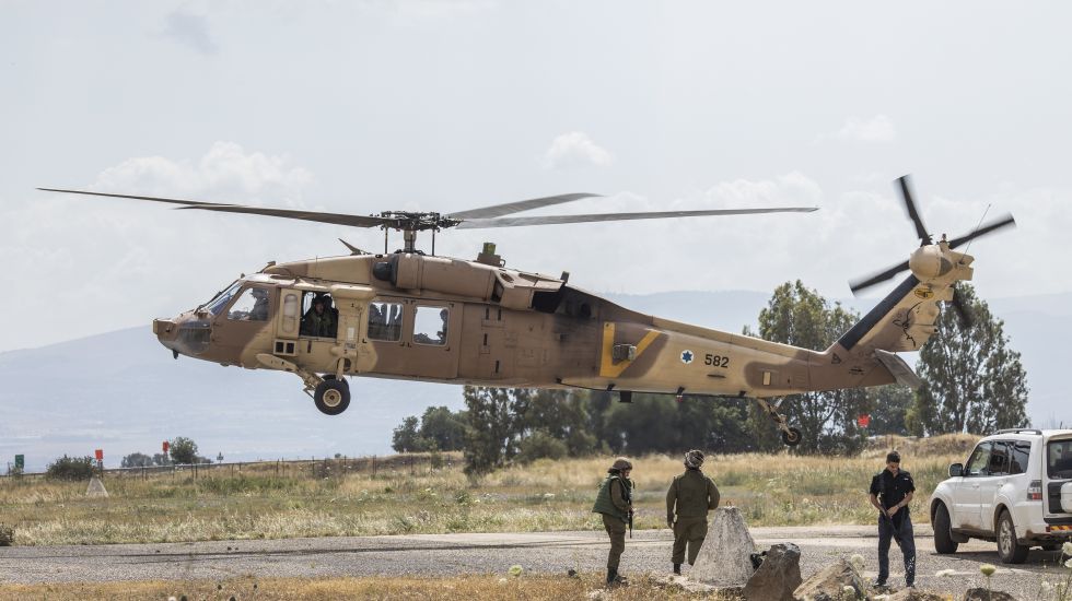 Der israelische Militäroffizier Gadi Eizenkot fliegt von einer Basis Nahe der Grenze zu Syrien mit einem Militärhelikopter ab.