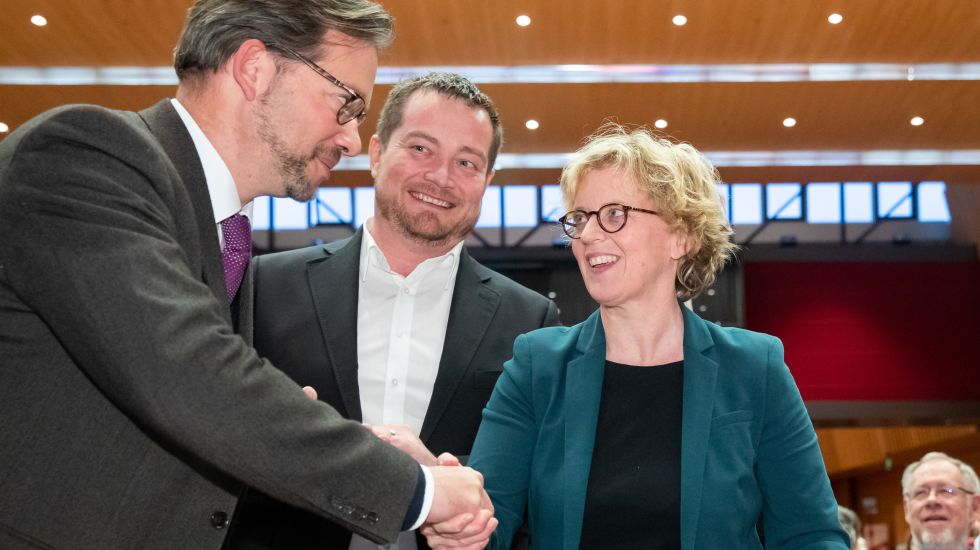 Florian Pronold (l, SPD), Umwelt-Staatssekretär im Bundestag, gratuliert neben Uli Grötsch, Generalsekretär der Bayern SPD, Natascha Kohnen, Landesvorsitzende der SPD in Bayern, beim Landesparteitag zu ihrer Wiederwahl als Landesvorsitzende. 