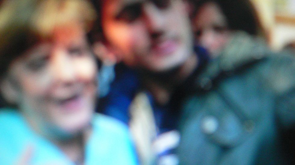Unscharfes Bild von Angela Merkel während ihres Selfies mit einem Flüchtling