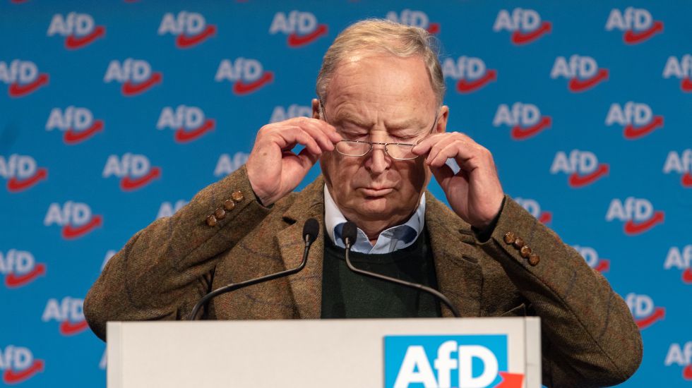 Alexander Gauland, Fraktionsvorsitzender der AfD im Bundestag und AfD Bundessprecher, setzt sich vor seiner Rede bei der Europawahlversammlung der Alternative für Deutschland in der Sachsen-Arena seine Brille auf. 