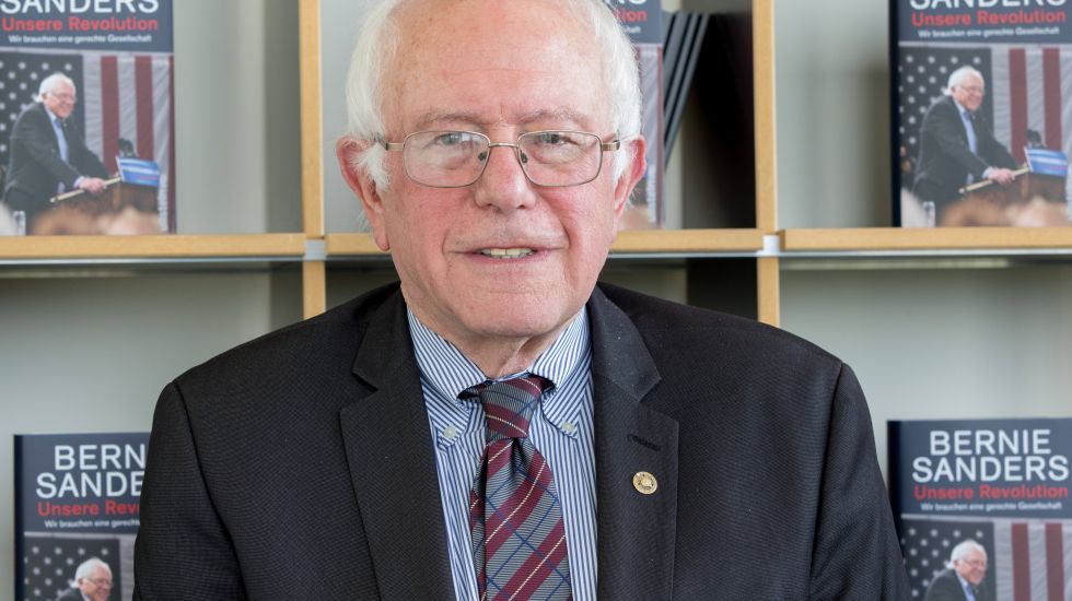 Der US-Politiker und ehemalige Präsidentschaftsbewerber Bernie Sanders spricht am 31.05.2017 in Berlin im Ullstein-Verlag mit einem Journalisten der Deutschen Presse-Agentur 