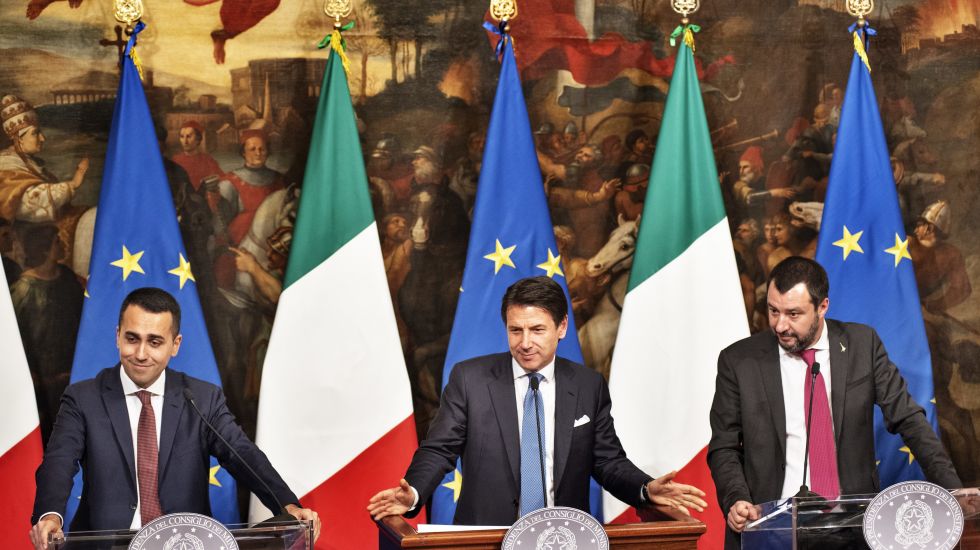 Luigi Die Maio, Giuseppe Conte und Matteo Salvini bei einem gemeinsamen Statement.