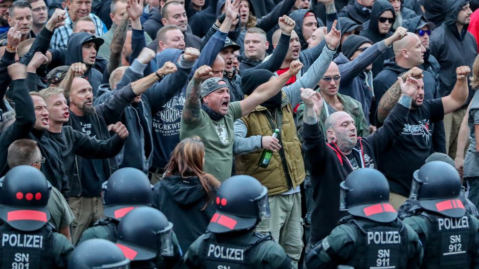 27.08.2018, Sachsen, Chemnitz: Demonstranten aus der rechten Szene gestikulieren und drohen Gegendemonstranten Gewalt an. Nach einem Streit war in der Innenstadt von Chemnitz ein Mann erstochen worden. Die Tat war Anlass für spontane Demonstrationen, bei denen es zu Gewaltausbrüchen kam.