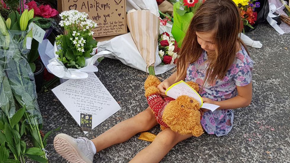 Ein Mädchen trauert nach dem Anschlag in Christchurch