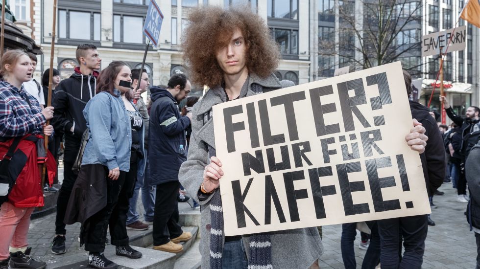 Ein Demonstrant hält auf dem Hamburger Gänsemarkt ein Schild mit der Aufschrift Filter? Nur für Kaffee!. 