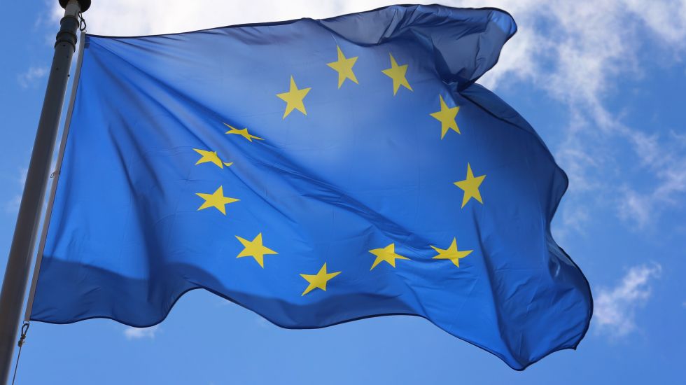 Eine Europaflagge weht im Wind, im Hintergrund blauer Himmel