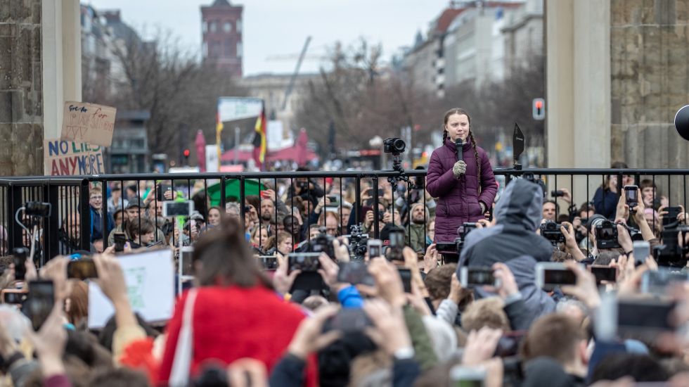 29.03.2019, Berlin: Die schwedische Schülerin Greta Thunberg spricht bei der Klimademonstration "Fridays for Future" während der Abschlusskundgebung am Brandenburger Tor.