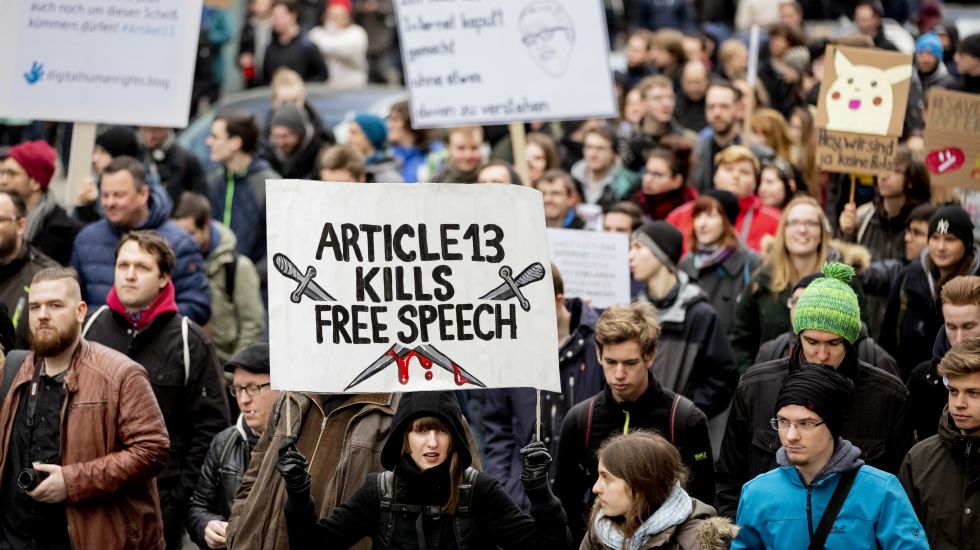 In Berlin protestieren Jugendliche und Netzaktivisten gegen die geplante Reform des EU-Urheberrechts 