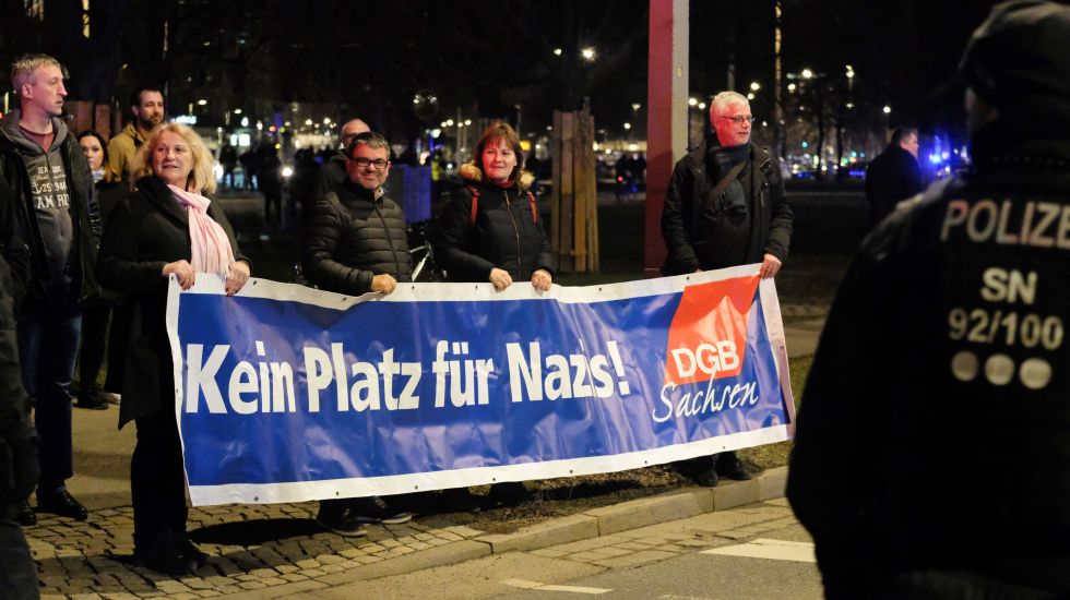Teilnehmer einer Demonstration des Buendnisses "Dresden nazifrei" protestieren gegen einen Neonazi-Aufmarsch