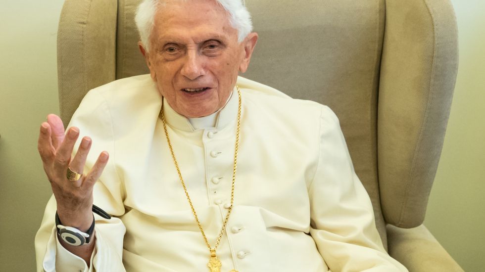 01.06.2018, Vatikanstadt: Der emeritierte Papst Benedikt XVI. (M) empfängt den bayerischen Ministerpräsidenten Söder zu einem Gespräch.