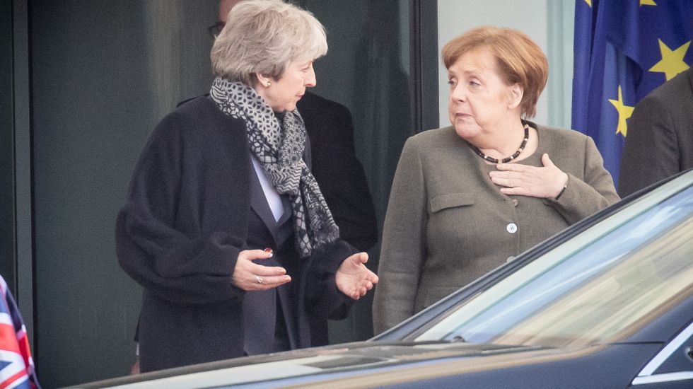 Bundeskanzlerin Angela Merkel (CDU) kommt neben der britischen Premierministerin Theresa May aus dem Bundeskanzleramt nach einem Gespräch.