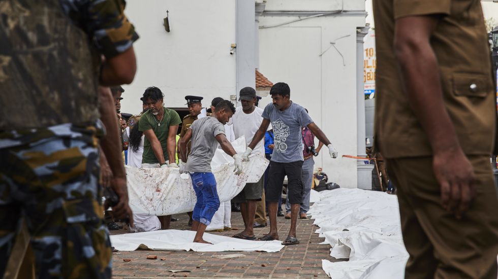 Die Toten des Anschlags auf eine Kirche in Colombo, Sri Lanka, werden hinausgetragen