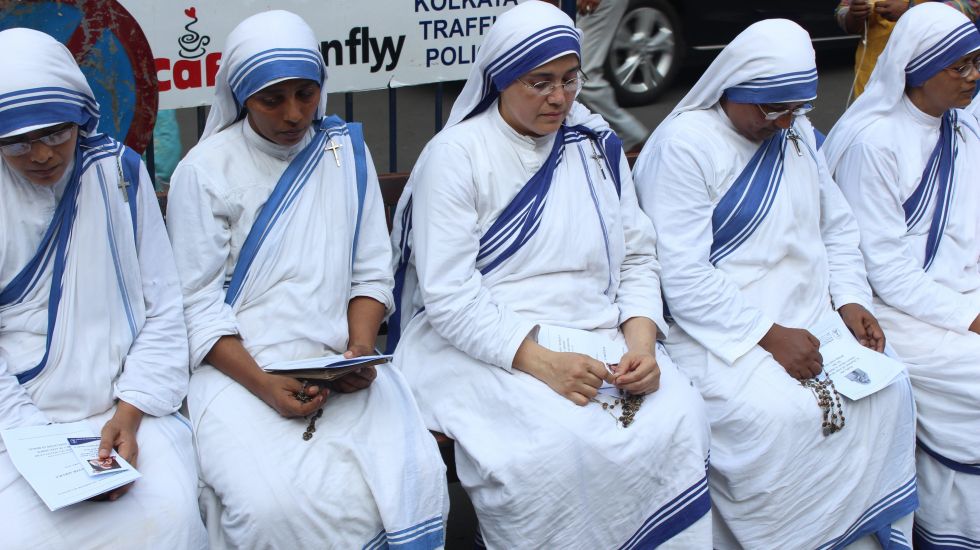Katholische Nonnen beten für die Opfer der Terroranschläge von Sri Lanka 