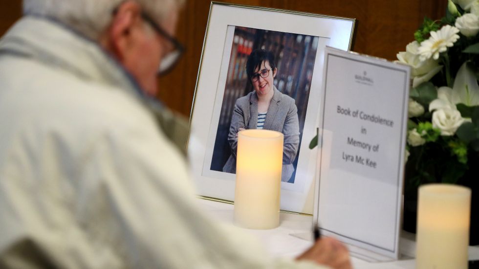 Menschen unterzeichnen ein Kondolenzbuch für die ermordete Journalistin Lyra McKee in der Guildhall in Londonderry