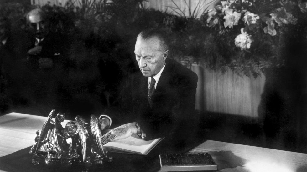 Bundeskanzler Konrad Adenauer bei der Unterzeichnung des Grundgesetzes am 23. Mai 1949