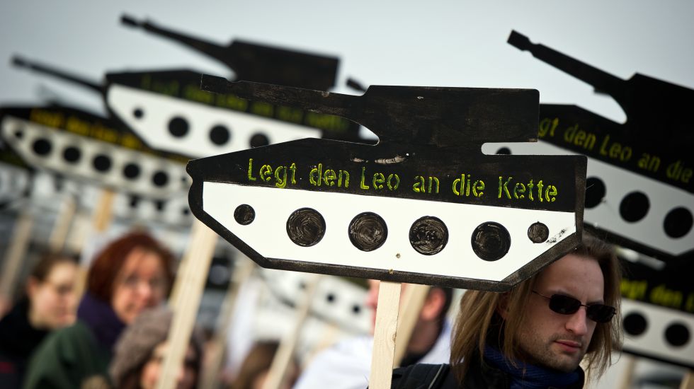 Kundgebung mit Panzer-Plakaten gegen die deutsche Rüstungsindustrie vor dem Berliner Reichstag