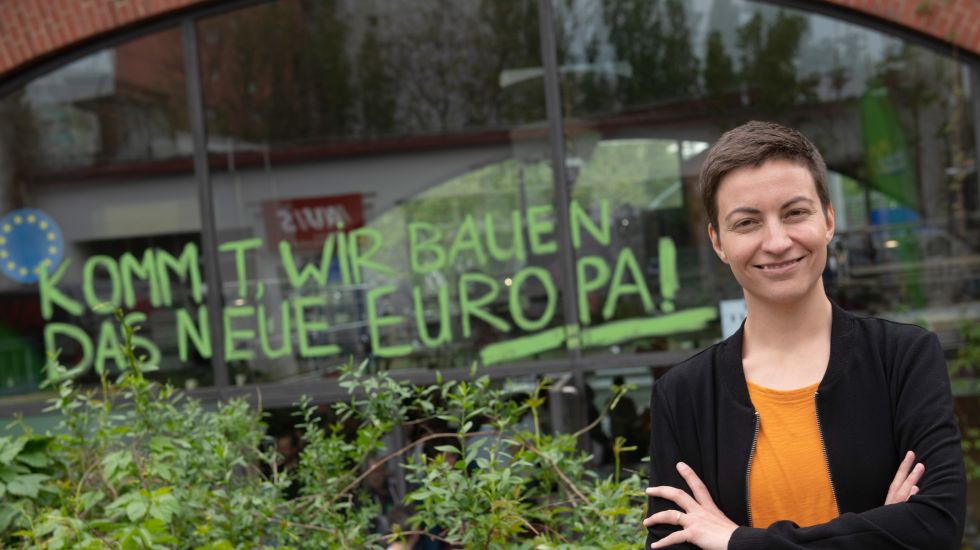 Franziska Maria „Ska“ Keller steht vor dem Europawahlkampf-Camp der Gruenen