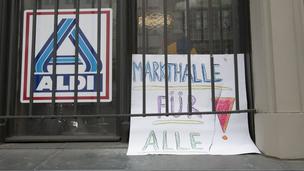 1.04.2019, Berlin: Ein selbstgemaltes Schild mit der Aufschrift «Markthalle für Alle!» ist an einem Fenster neben einem Aldi-Logo angebracht. Der Aldi in der Markthalle Neun in Kreuzberg soll weichen. Die Anwohner setzen sich unerwartet für seinen Verbleib ein.