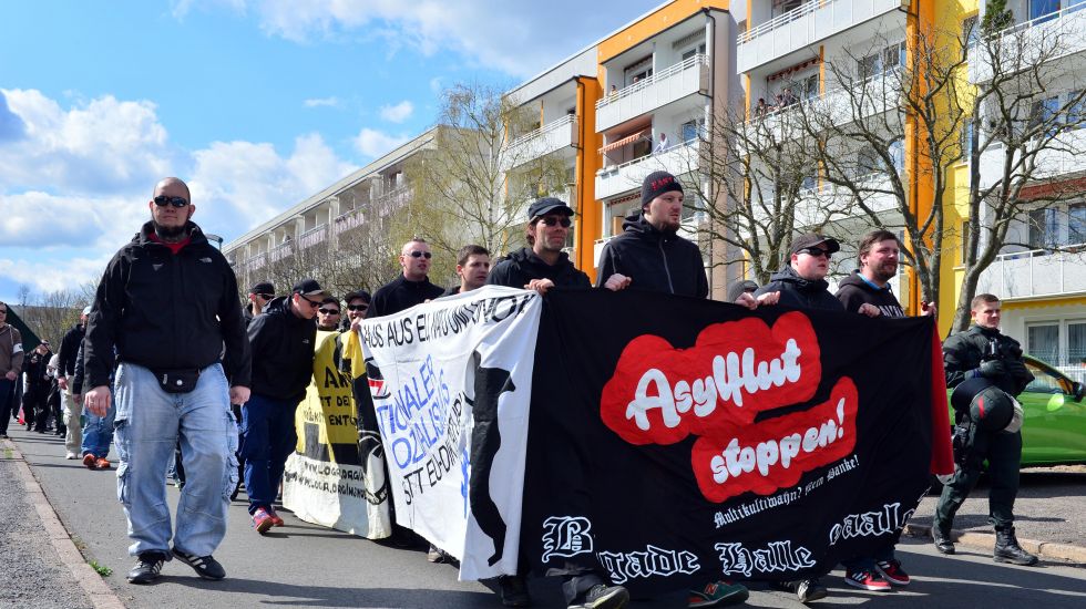 Rechtsextremisten demonstrieren am 18.04.2015 in Gotha (Thüringen) bei einer Veranstaltung unter dem Motto "Überfremdung stoppen". Ein Bürgerbündnis hatte zum Gegenprotest gegen die fremdenfeindliche Aktion aufgerufen