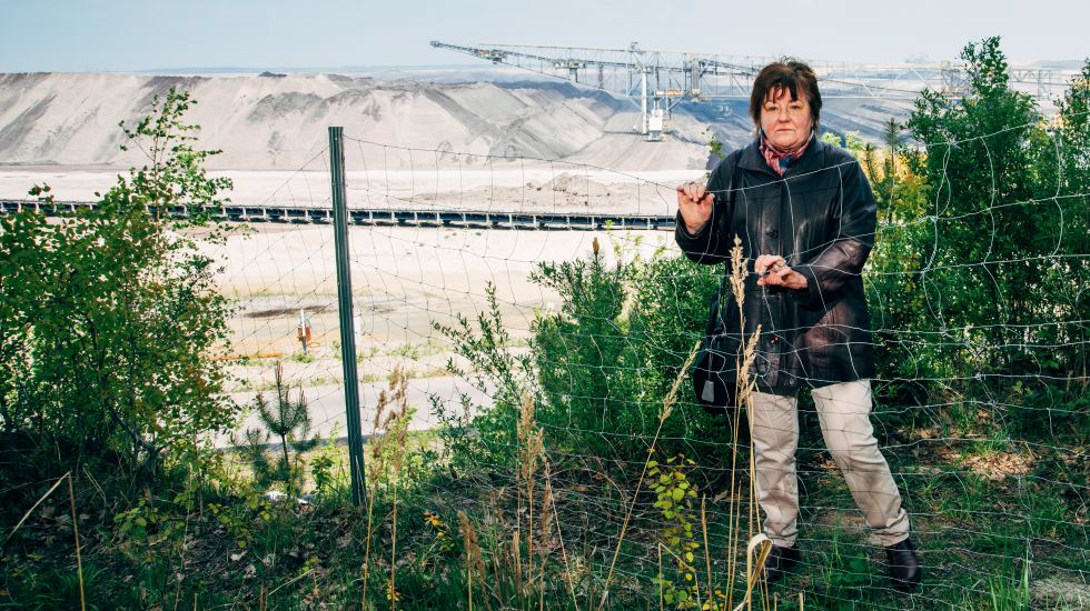 Hannelore Wodtke vor dem Tagebau in der Lausitz