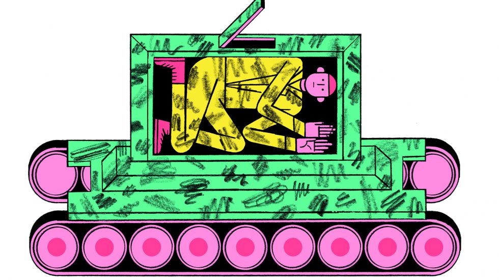 Ein Soldat liegt in eingequetscht in einem Panzer