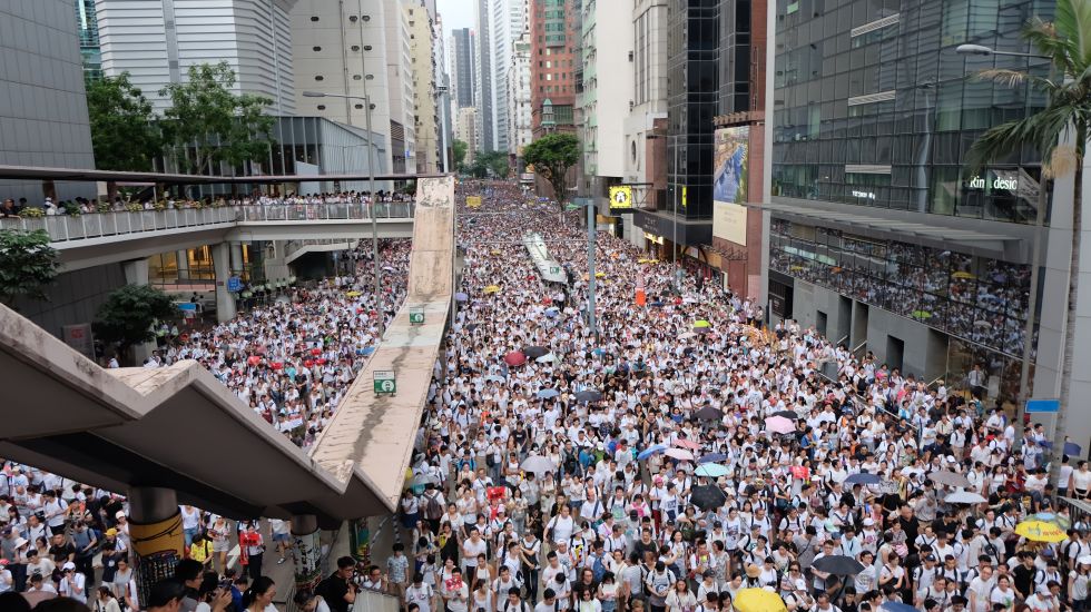 Hongkong: Zehntausende demonstrieren gegen das von der Regierung geplante Auslieferungsgesetz.