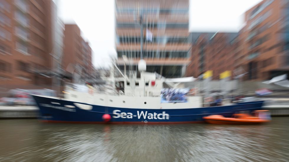Ein "Sea Watch"-Rettungsboot im Hafen von Hamburg