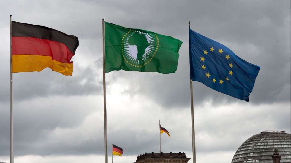Die Flaggen der Bundesrepublik Deutschland (l), der Afrikanischen Union und der Europäischen Union (r) wehen am 11.07.2013 während des Empfangs der Vorsitzenden der Afrikanischen Union (AU), Nkosazana Dlamini-Zuma durch die Bundeskanzlerin über der Kuppel des Reichstages