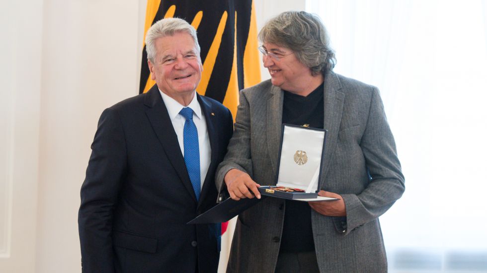 Die Theaterregisseurin Andrea Breth aus Wien (Österreich) erhält von Bundespräsident Joachim Gauck am 01.10.2015 im Schloss Bellevue in Berlin einen Verdienstorden der Bundesrepublik Deutschland.