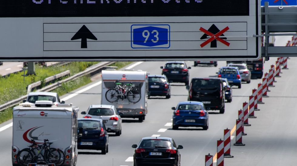 Dichter Verkehr schiebt sich kurz vor der Auffahrt zur A93 in Fahrtrichtung Österreich am Autobahndreieck Inntal über die A8