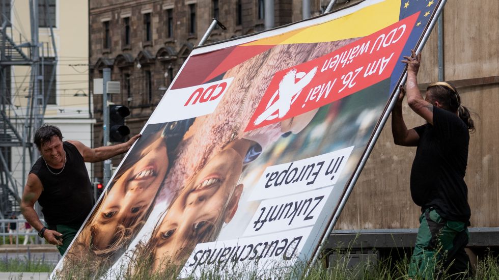 CDU Wahlplakat wird abgebaut