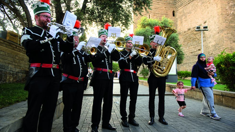 Blechbläserquintett des Musikkorps der Bergstadt Schneeberg spielt in der Altstadt von Baku vor dem Jungfrauenturm