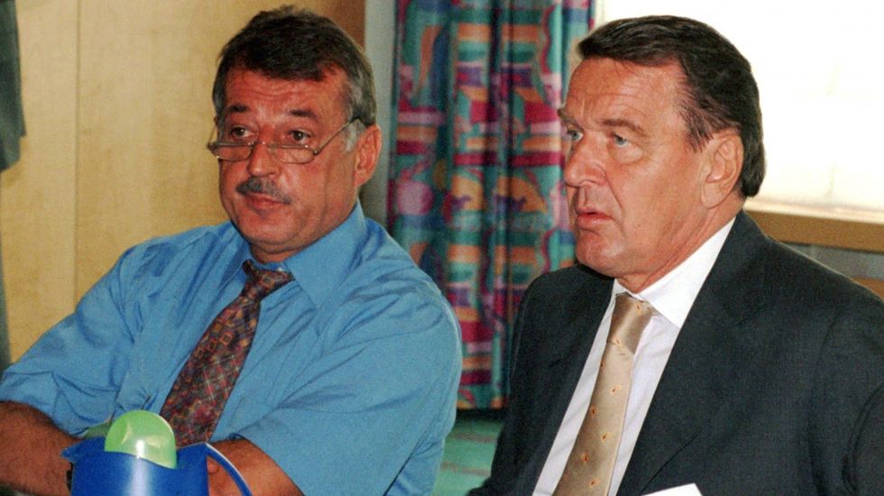 Erfurt (Thüringen): Bei der Präsidiumssitzung der SPD am 30.08.1999 in Erfurt sitzt der Parteivorsitzende, Bundeskanzler Gerhard Schröder (l), neben Bundesgeschäftsführer Ottmar Schreiner