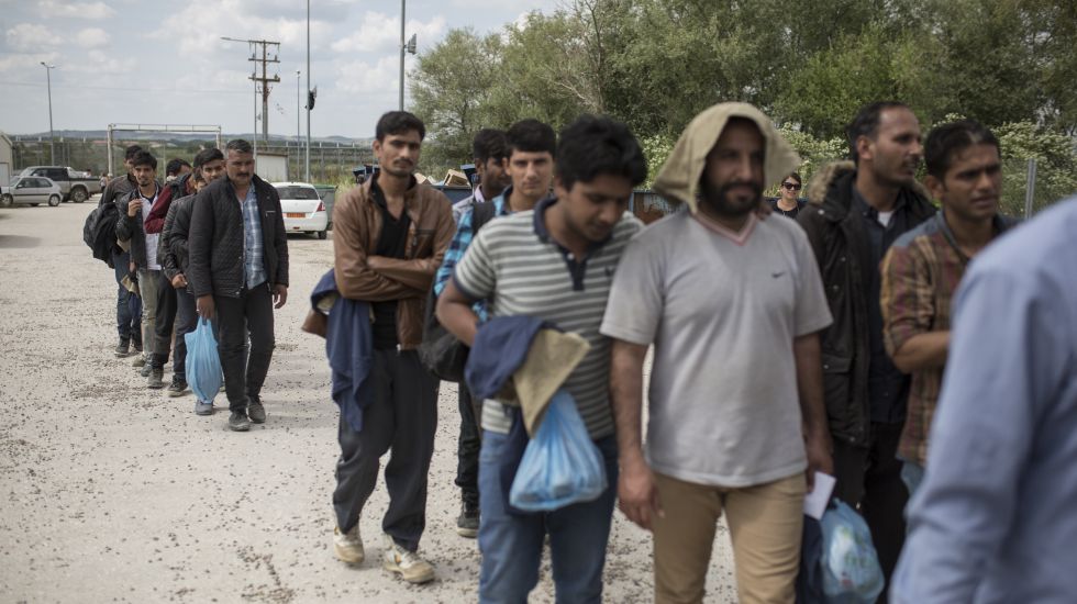 Flüchtlinge stehen an der griechisch-türkischen Grenze an.
