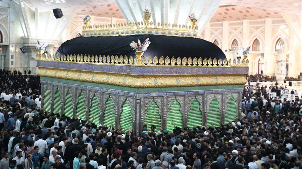 Teheran: Menschen nehmen an einer Veranstaltung in Gedenken an den ehemaligen geistlichen Führer Ajatollah Ruhollah Chomeini teil.