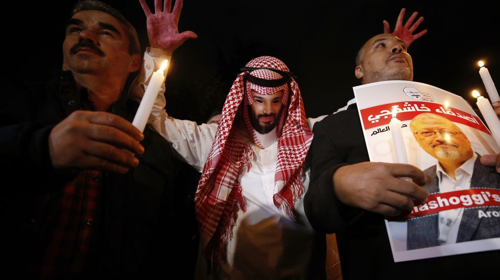 Ein Aktivist, der sich als Mohammed bin Salman verkleidet hat, demonstriert vor dem saudi-arabischen Konsulat in Istanbul, wo Jamal Khashoggi ermordet wurde