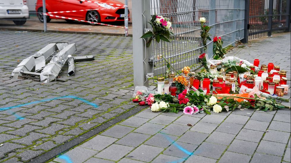 27.10.2019, Hessen, Limburg An Der Lahn: Blumen und Kerzen liegen an der Stelle, an der eine 31-jährige Frau am Freitag getötet wurde. Nach bisherigen Ermittlungen der Polizei hatte ein 34-jähriger Mann seine Ehefrau zunächst mit dem PKW angefahren und die am Boden liegende Frau anschliessend erschlagen.