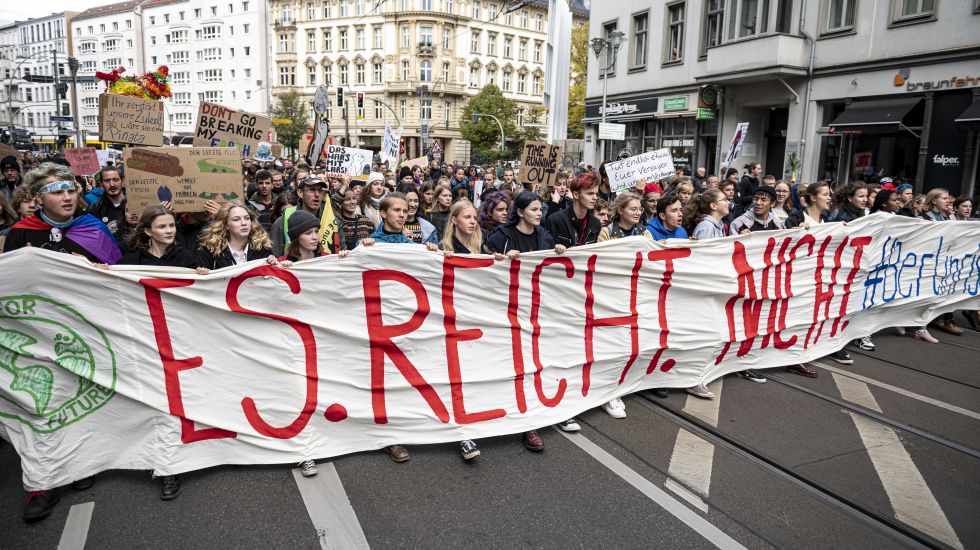 11.10.2019, Berlin: Der Demonstrationszug von Fridays for Future zieht durch die Berliner Innenstadt. Ziel der Bewegung ist es auf klimapolitische Missstände aufmerksam zu machen. 