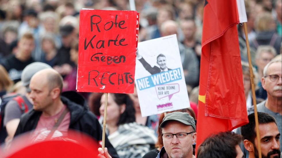Menschen zeigen bei der Demonstration unter dem Motto «#WIRSINDMEHR - Aufstehen gegen rechte Hetze» ein Plakat mit «Rote Karte gegen Rechts». Zur Teilnahme aufgerufen hat das linke Bündnis «Essen stellt sich quer». Anlass sind die fremdenfeindlichen Aufmärsche in Chemnitz. 