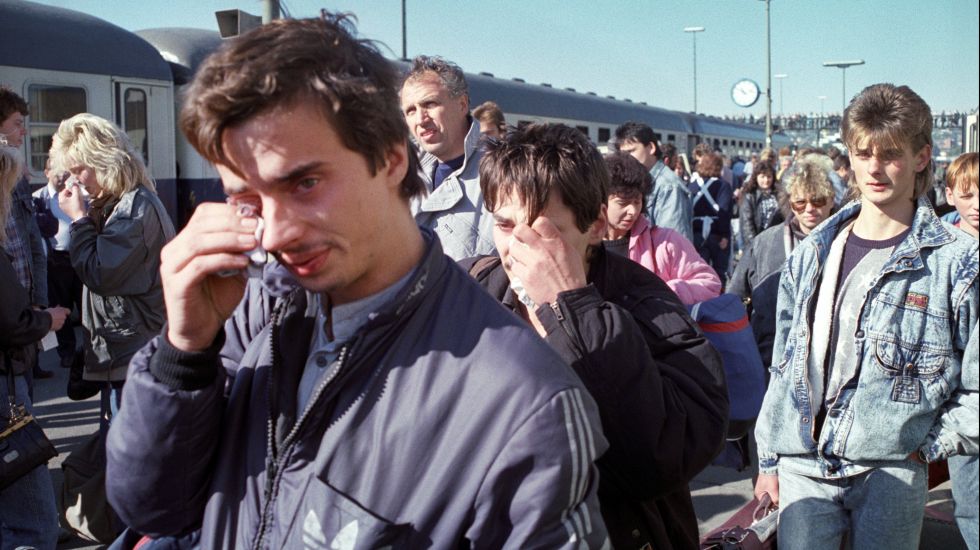 Ankunft der Flüchtlinge aus der Prager Botschaft am 05.10.1989 im Bahnhof Hof (Bayern).