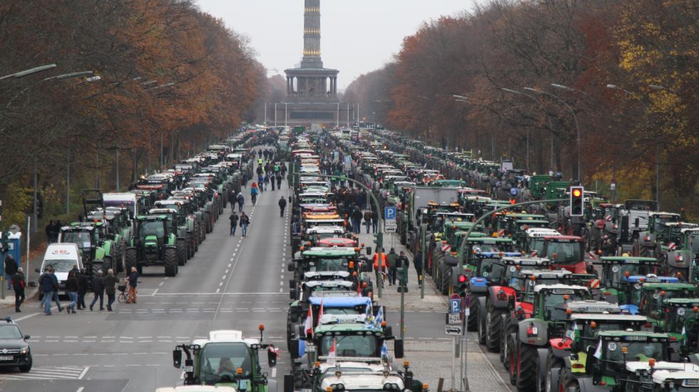 Mit ihren Traktoren legten die Bauern den Verkehr im Tiergarten lahm / Marguier 