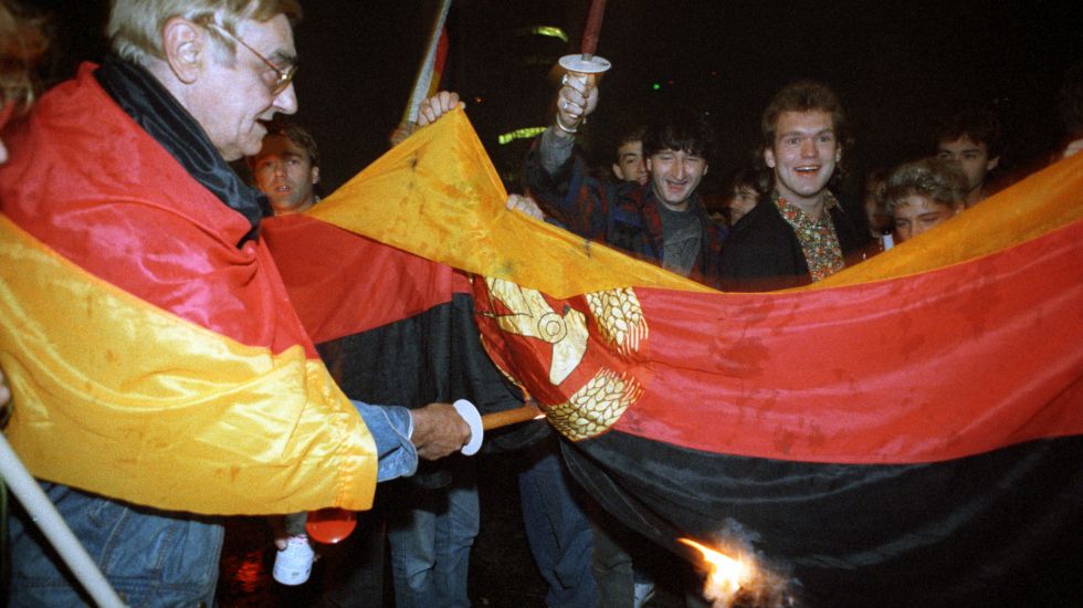 Menschen feiern auf dem Opernplatz in Frankfurt am Main die Wiedervereinigung von West- und Ostdeutschland
